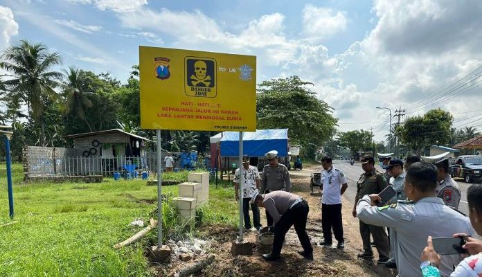 Jelang Mudik Lebaran, Polres Sumenep Pasang Papan Himbauan di Beberapa Titik Rawan Laka