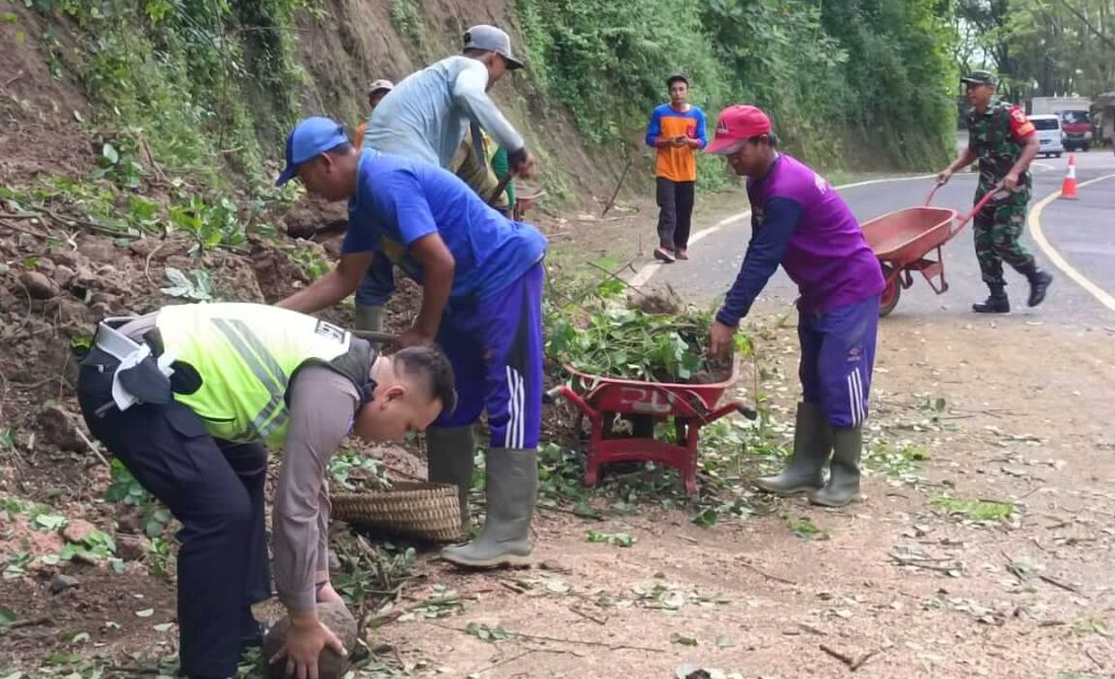 Kompak, Polisi Bersama TNI dan BPBD Tangani Longsor, Jalur Trenggalek – Ponorogo Kembali Normal