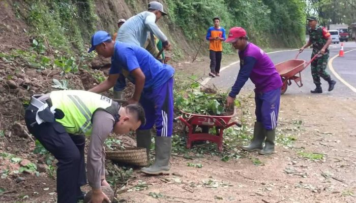 Kompak, Polisi Bersama TNI dan BPBD Tangani Longsor, Jalur Trenggalek – Ponorogo Kembali Normal