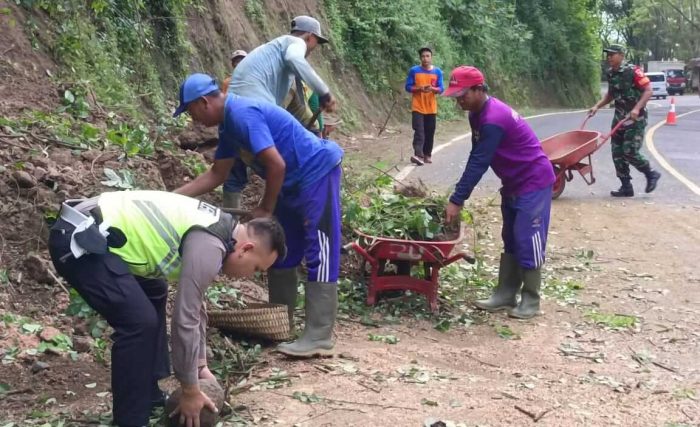 Kompak, Polisi Bersama TNI dan BPBD Tangani Longsor, Jalur Trenggalek – Ponorogo Kembali Normal
