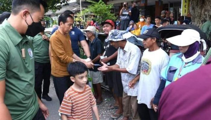 Presiden Jokowi Kunjungi Sejumlah Pasar di Surakarta, Bagikan Bantuan untuk Masyarakat.