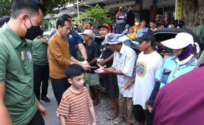 Presiden Jokowi Kunjungi Sejumlah Pasar di Surakarta, Bagikan Bantuan untuk Masyarakat.