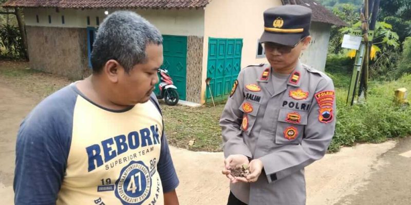 Quick Response Kapolsek Doro, Punguti Paku yang Tercecer di Jalan