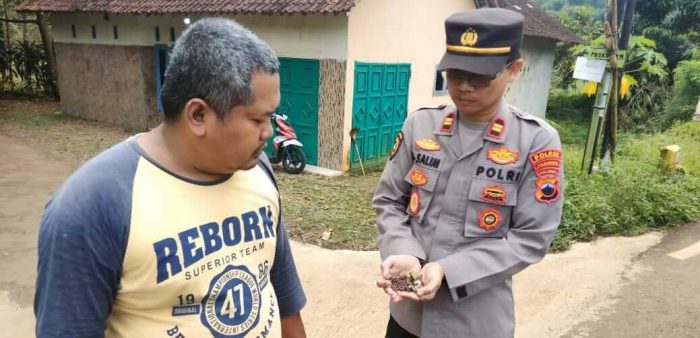 Quick Response Kapolsek Doro, Punguti Paku yang Tercecer di Jalan