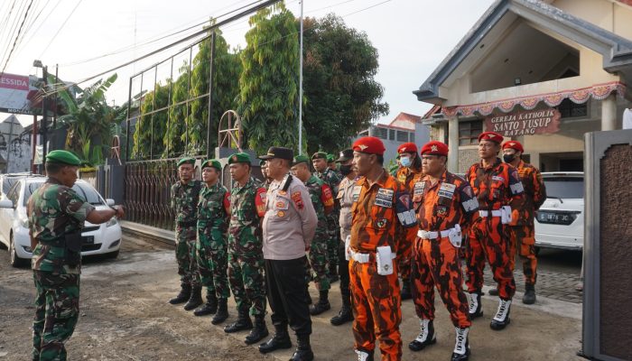 TNI, Polri dan Ormas Amankan Gereja Di Batang Saat Perayaan Paskah