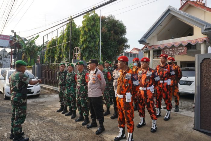 TNI, Polri dan Ormas Amankan Gereja Di Batang Saat Perayaan Paskah