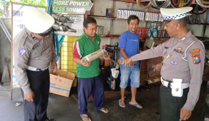 Polisi Door To Door Berikan Sosialisasi Larangan Knalpot Brong di Kota Kediri