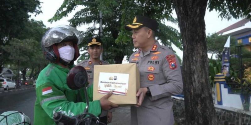 Kapolres Gresik Berbagi Paket Sembako di Bulan Ramadhan