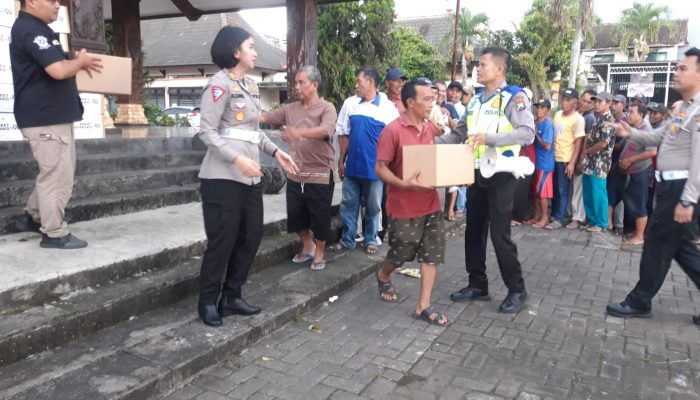 Satlantas Polres Malang Berbagi Sembako ke Warga Singosari