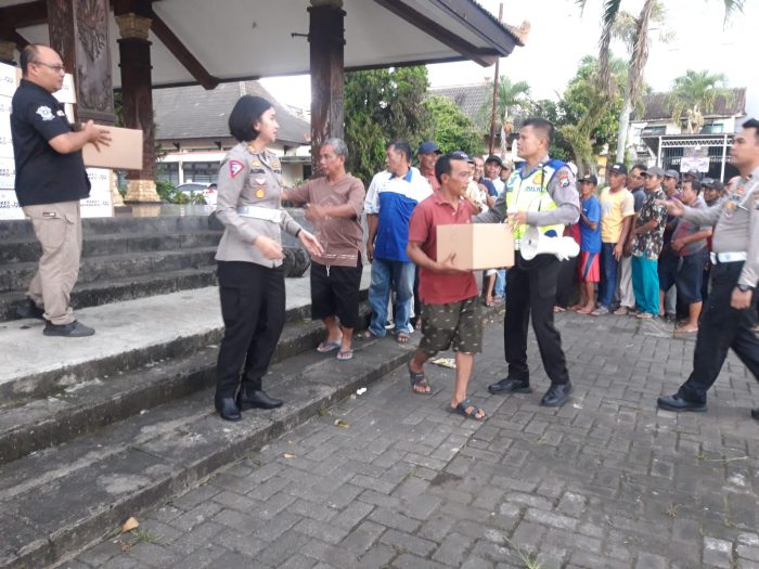 Satlantas Polres Malang Berbagi Sembako ke Warga Singosari