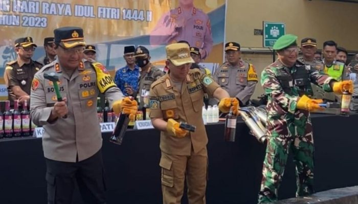 Polres Lumajang Musnahkan Ribuan Botol Miras dan Knalpot Brong