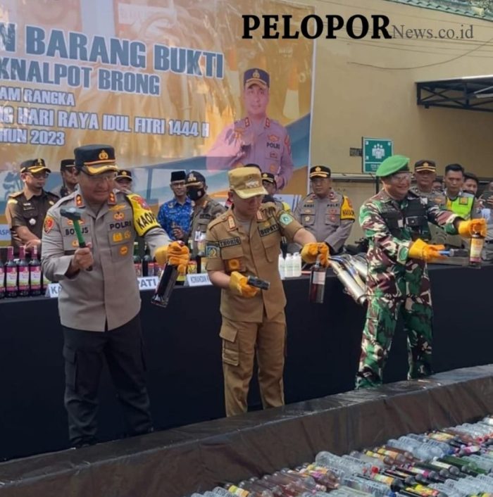 Polres Lumajang Musnahkan Ribuan Botol Miras dan Knalpot Brong