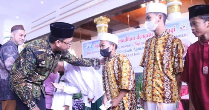 Bupati Gus Muhdlor Serahkan Simbolis Santunan 1.500 Anak Yatim Dari SPN PT. Ecco