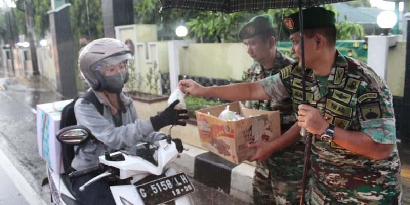 Hujan Bukan Halangan, Letkol Inf Ahmad Alam Budiman Tetap Berbagi Takjil
