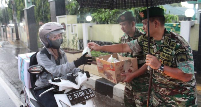 Hujan Bukan Halangan, Letkol Inf Ahmad Alam Budiman Tetap Berbagi Takjil