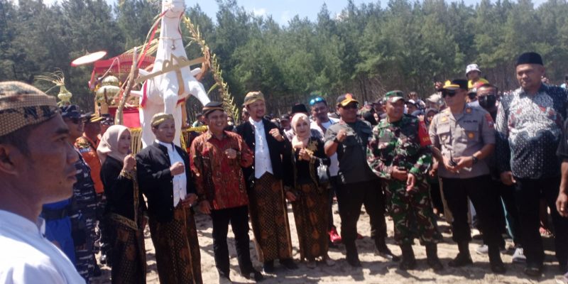 Prosesi Larung Ketupat Di Pantai Bajul Mati Kabupaten Malang
