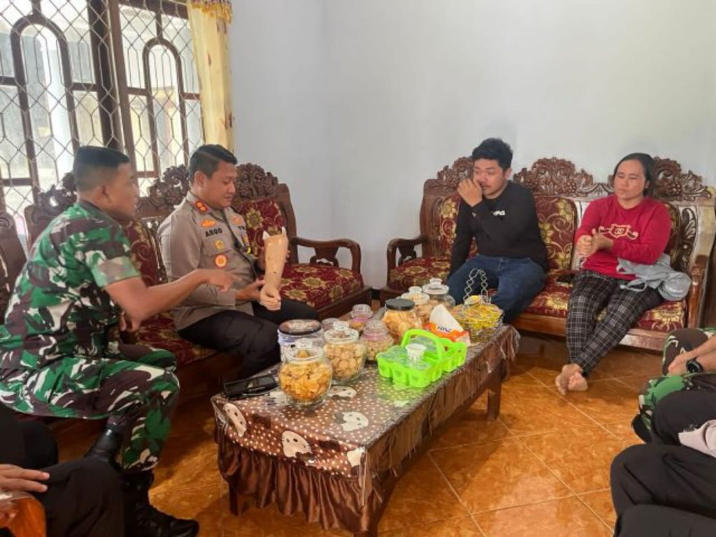 Kapolres Blitar Kota Bersama Dandim 0808 Serahkan Bantuan Untuk Pekerja Yang Alami Laka Kerja