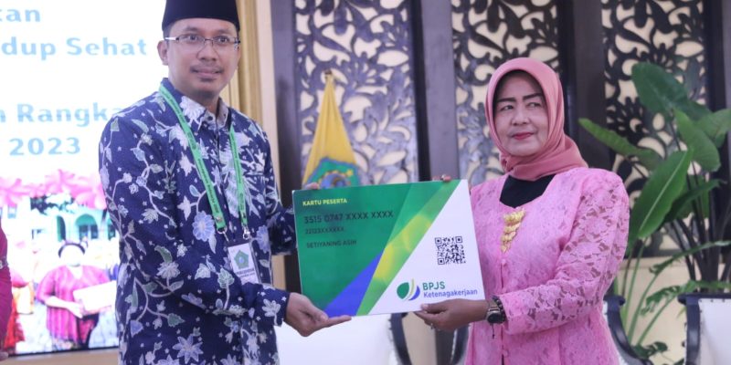 Peringati Hari Kartini, Bupati Gus Muhdlor Ajak Ratusan Kader Kesehatan Kampanyekan Hidup Sehat Cegah Stunting dan BABS