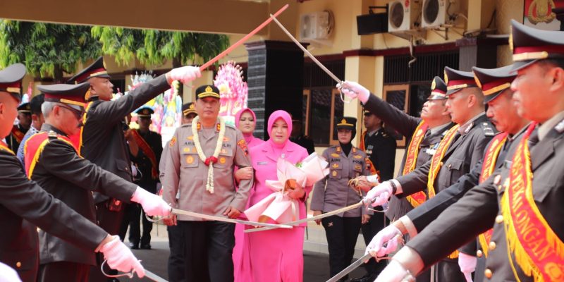 Sambut Kapolres Baru, Polres Pekalongan Gelar Tradisi Pedang Pora