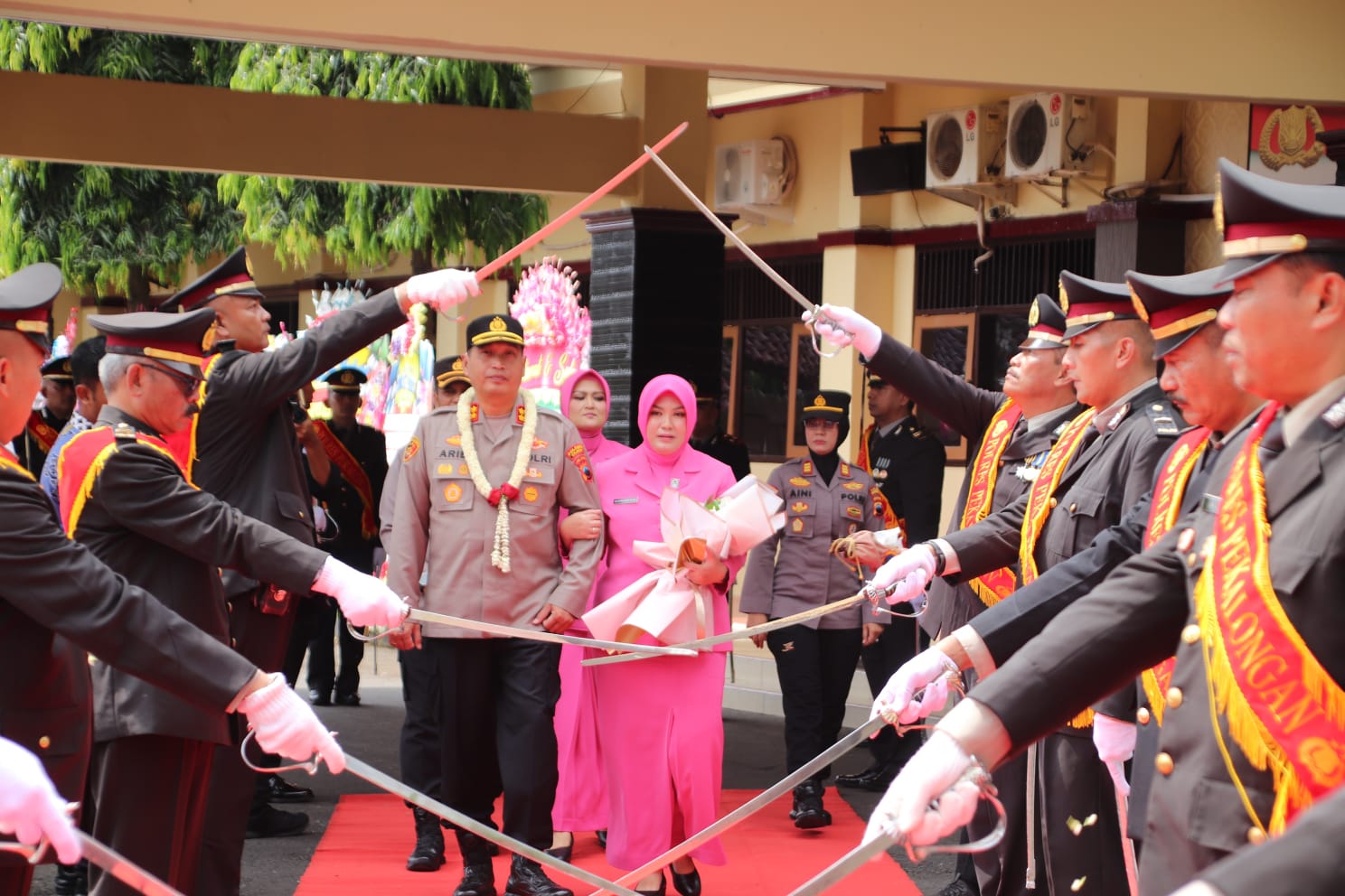 Sambut Kapolres Baru, Polres Pekalongan Gelar Tradisi Pedang Pora