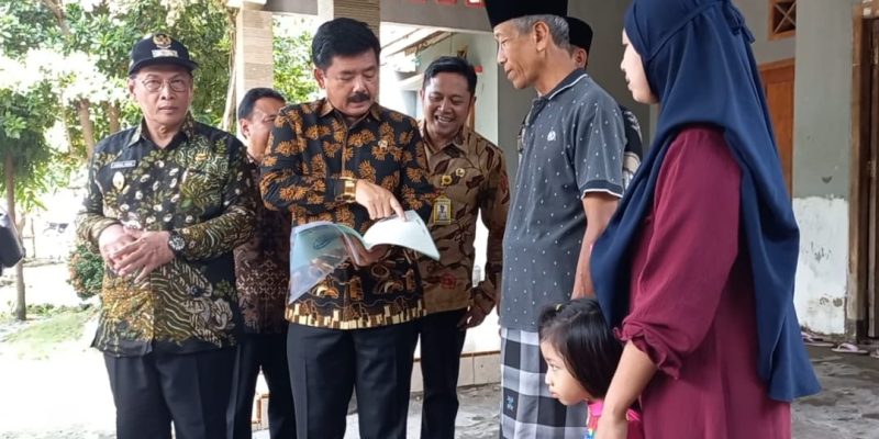 Hadi Tjahjanto Menteri ATR/BPN Bagikan Sertifikat Secara Door to Door di Desa Kedali Lamongan
