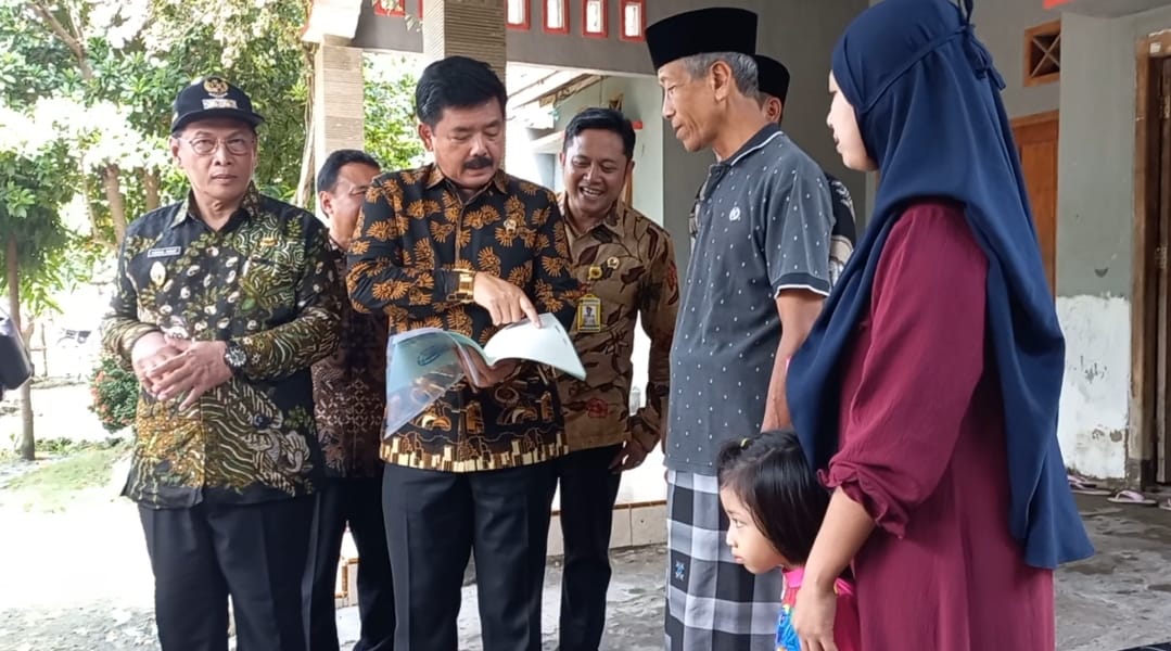 Hadi Tjahjanto Menteri ATR/BPN Bagikan Sertifikat Secara Door to Door di Desa Kedali Lamongan