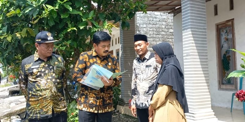 Hadi Tjahjanto Menteri ATR/BPN Bagikan Sertifikat Secara Door to Door di Desa Kedali Lamongan 