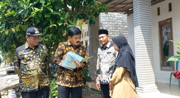 Hadi Tjahjanto Menteri ATR/BPN Bagikan Sertifikat Secara Door to Door di Desa Kedali Lamongan 