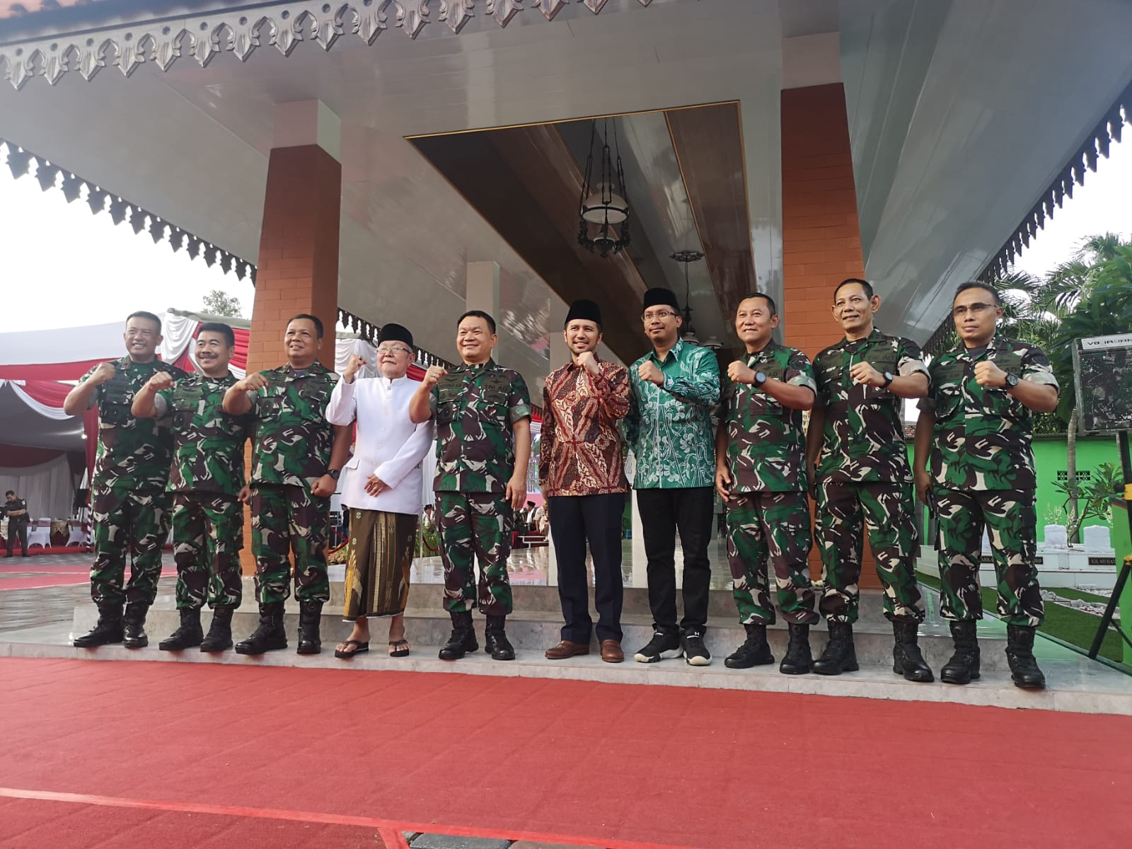 KASAD Jenderal TNI Dudung Abdurachman Resmikan Kawasan Religi Makam Aulia Sono Buduran Didampingi Wagub Jatim dan Bupati Sidoarj