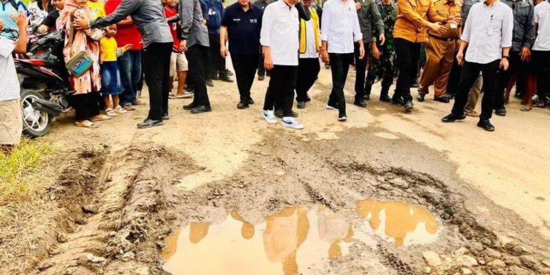 Presiden Jokowi, Usai Lewati Jalan Rusak Langsung Sampaikan Hal Menggemparkan Ini Didepan Gubernur Lampung