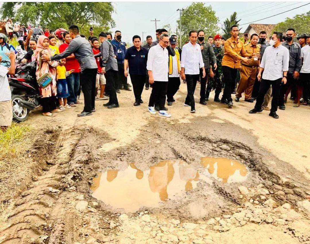 Presiden Jokowi, Usai Lewati Jalan Rusak Langsung Sampaikan Hal Menggemparkan Ini Didepan Gubernur Lampung