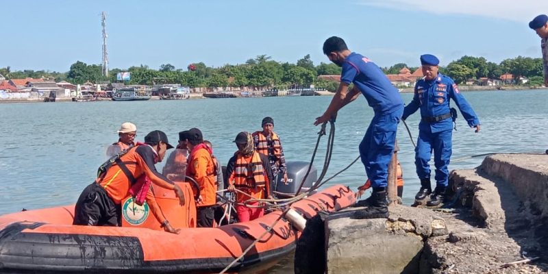 Polres Sumenep Bersama TNI AL Dan Basarnas Berhasil Evakuasi 2 ABK Makmur Jaya Di Perairan Pulau Giliraja