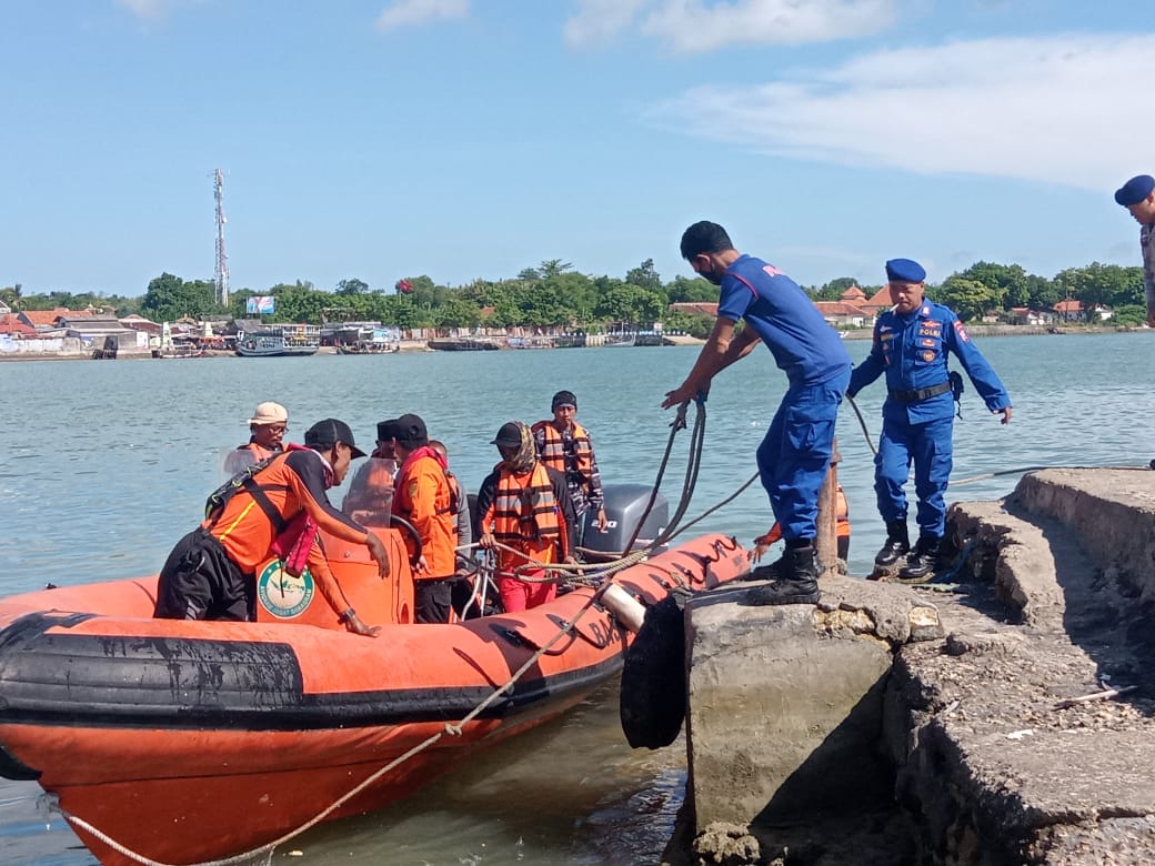 Polres Sumenep Bersama TNI AL Dan Basarnas Berhasil Evakuasi 2 ABK Makmur Jaya Di Perairan Pulau Giliraja