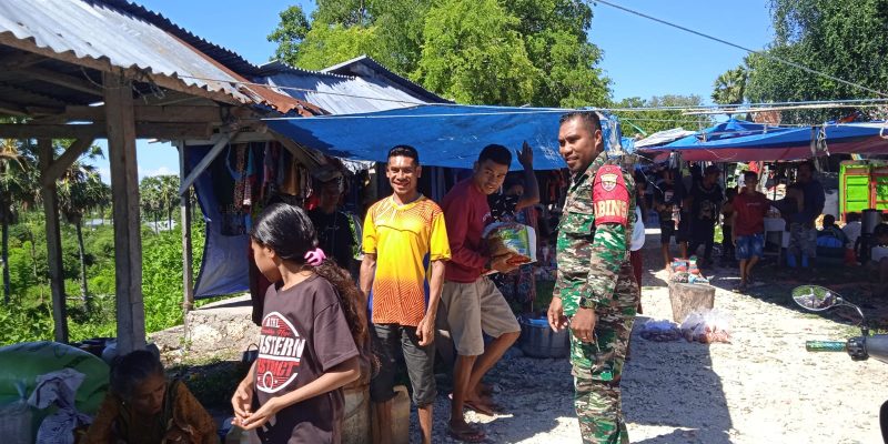 Babinsa Kodim 1621-02/TTS, Monitoring Pasar Harian di Desa Kolbano