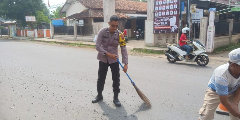Aksi Bhabinkamtibmas Polsek kedungwuni Bersihkan Ceceran Batu Split 
