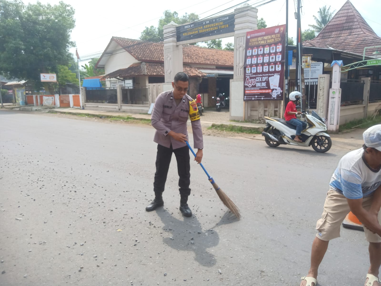 Aksi Bhabinkamtibmas Polsek kedungwuni Bersihkan Ceceran Batu Split 