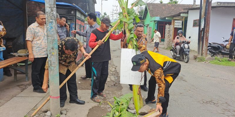 Bupati Gus Muhdlor Perintahkan Dinas PU Bina Marga SDA Bersihkan Pohon Pisang dan Segera Perbaiki Jalan Rusak Desa Jumput Rejo Sukodono