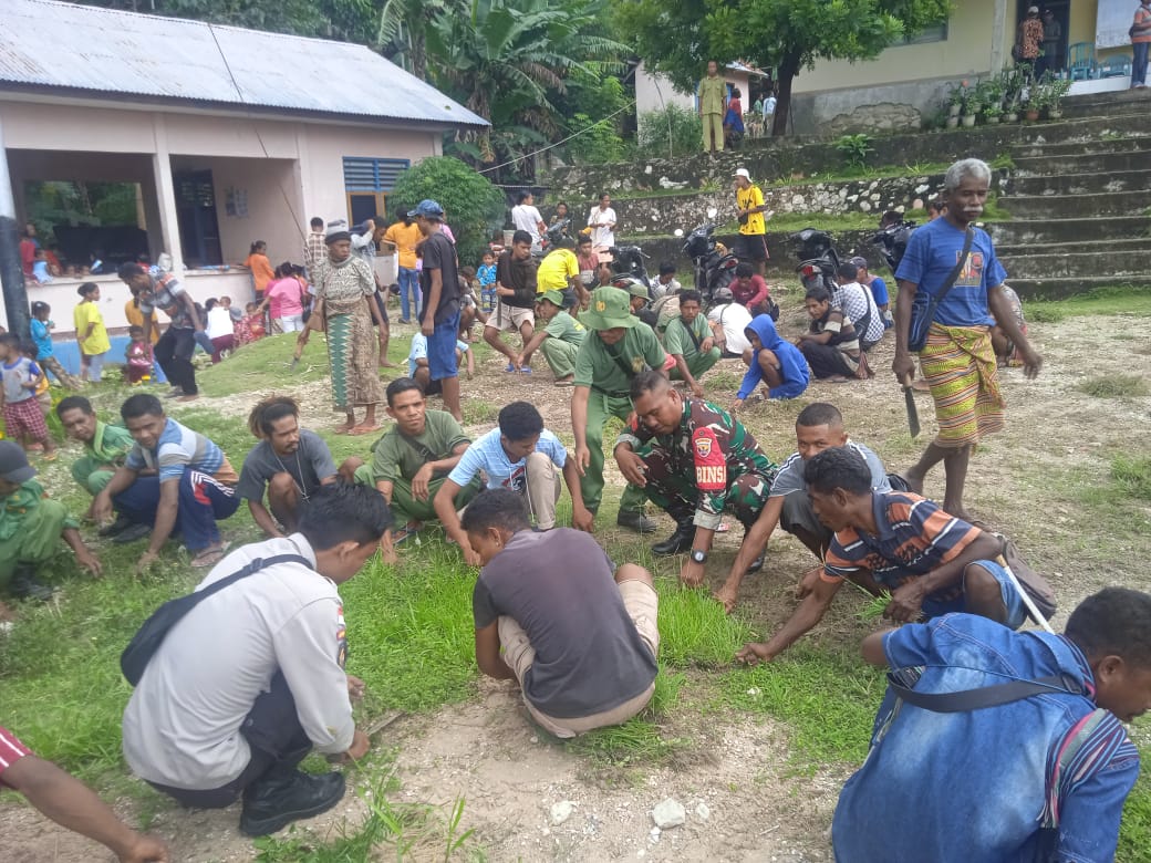 Babinsa Kolbano Berperan Aktif Pada Kegiatan Bulan Bhakti Gotong Royong Masyarakat Desa Oetuke