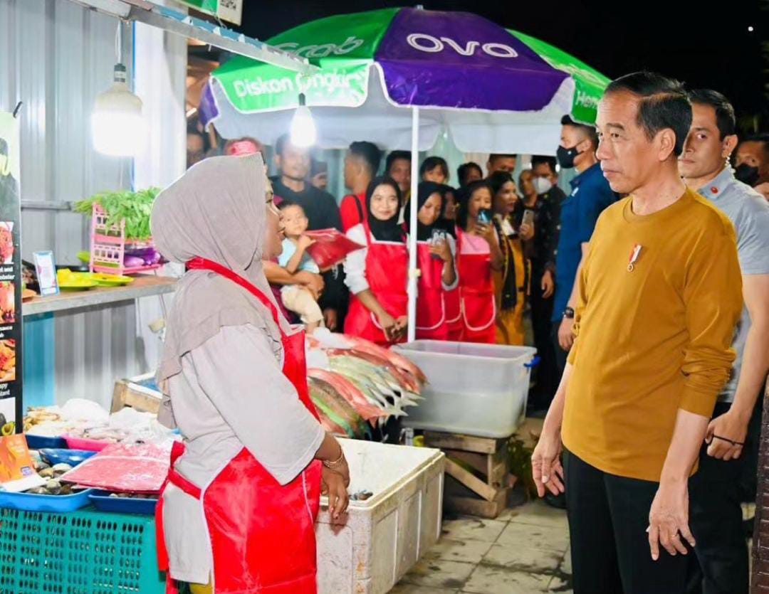 Presiden Jokowi Kunjungi Kawasan Wisata Kuliner Kampung Ujung Labuan Bajo.