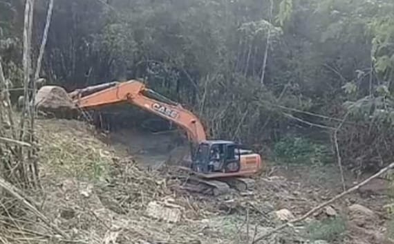 Warga desa Landoh Kecamatan Sulang Kerahkan Alat Berat Beckhoe Untuk Mengurangi Imbas Bencana Tanah Gerak,Upaya Pemkab Dinantikan