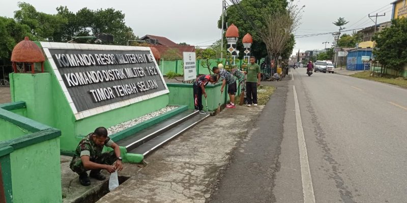 Wujudkan Lingkungan Bersih Dan Nyaman Kodim 1621/TTS Bersihkan Lingkungan Makodim