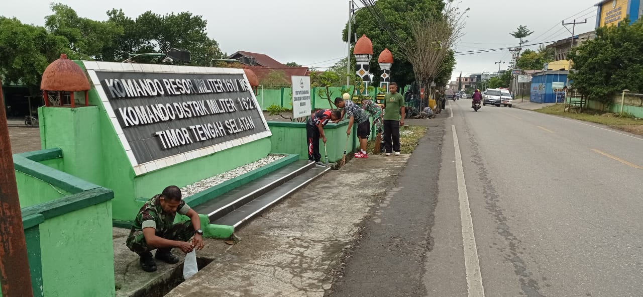 Wujudkan Lingkungan Bersih Dan Nyaman Kodim 1621/TTS Bersihkan Lingkungan Makodim
