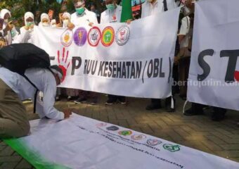 Tenaga kesehatan unjuk Rasa Ke DPRD Kabupaten Pasuruan Tolak RUU Kesehatan