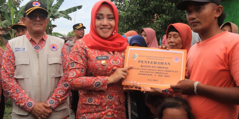 Bupati Ikfina Serahkan Bansos Kepada Warga Terdampak Bencana Angin Kencang