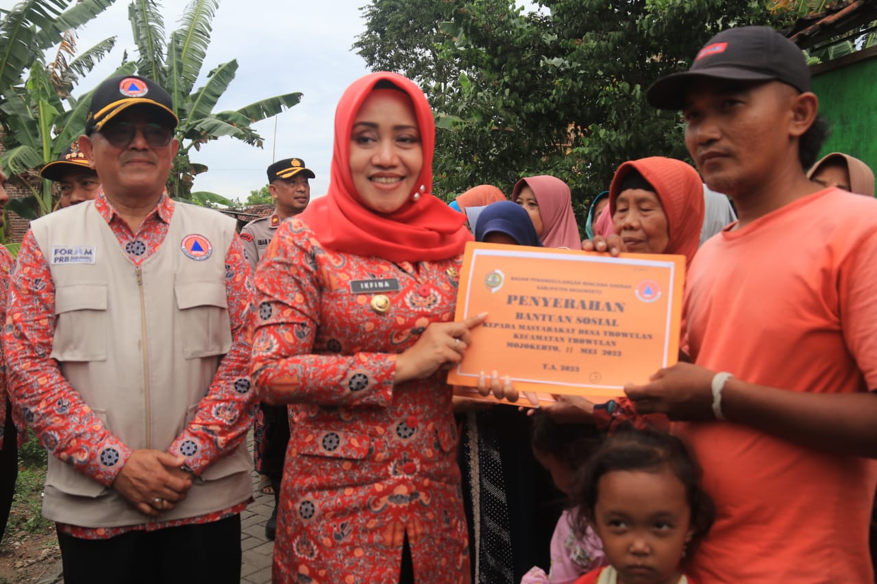 Bupati Ikfina Serahkan Bansos Kepada Warga Terdampak Bencana Angin Kencang