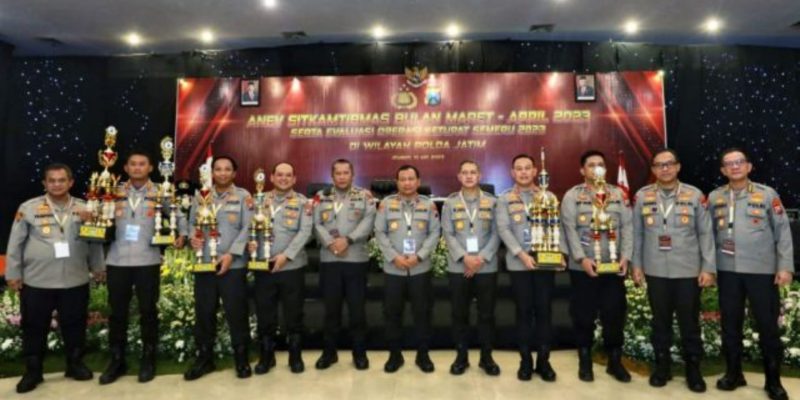 Anev Sitkamtibmas, Kapolres Probolinggo Terima Penghargaan dari Kapolda Jatim