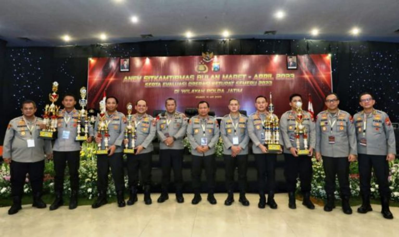 Anev Sitkamtibmas, Kapolres Probolinggo Terima Penghargaan dari Kapolda Jatim