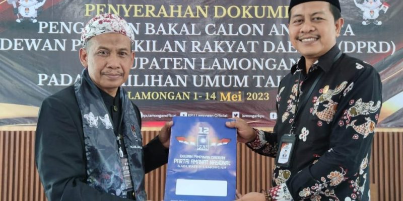 Bacaleg DPD PAN Naik Kuda Saat Menuju Kantor KPU Lamongan Untuk Menyerahkan Berkas 