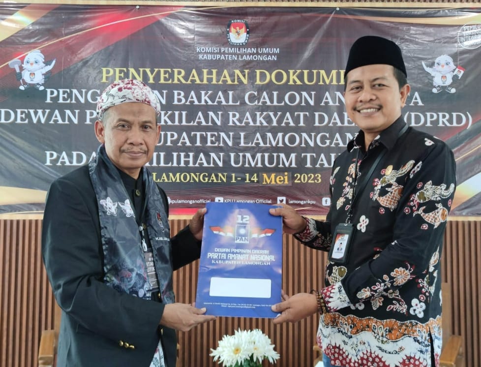 Bacaleg DPD PAN Naik Kuda Saat Menuju Kantor KPU Lamongan Untuk Menyerahkan Berkas 