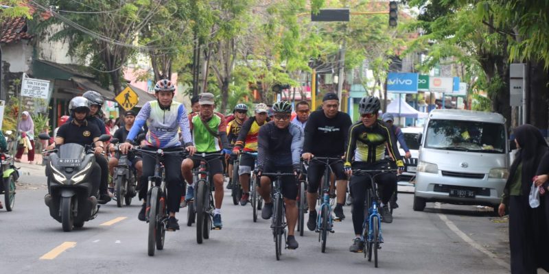 Gowes Sarana Polres Sampang Perkuat Sinergitas Dan Soliditas TNI-POLRI Dan Pemkab Sampang Jelang Pemilu 2024
